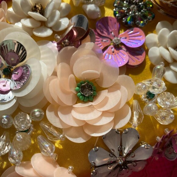 BEBE Daisy Satin Yellow Sequin Beaded Clutch - Picture 7 of 8